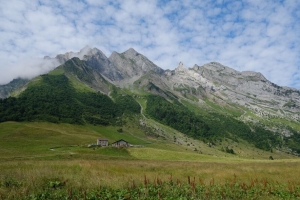 山谷 房子 山 草 风景 4k壁纸 3840x2160