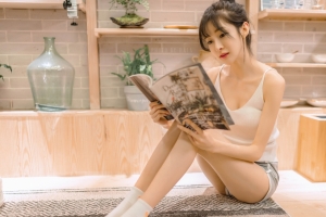 居家看书的美女4k壁纸3840x2160