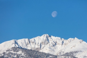 月亮 山脉 森林 雪 雪地 4k壁纸 3840x2160