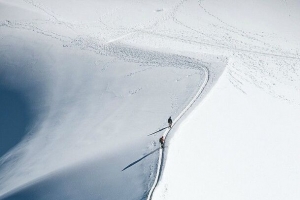 雪山山顶的爬山人海报背景