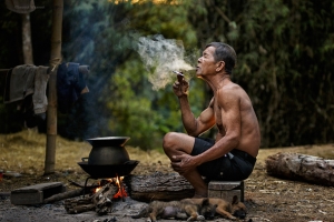 抽烟的男人睡着的狗