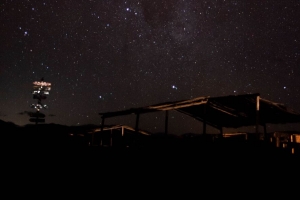 建筑 夜晚 星星 星云 深色 4k壁纸 3840x2160