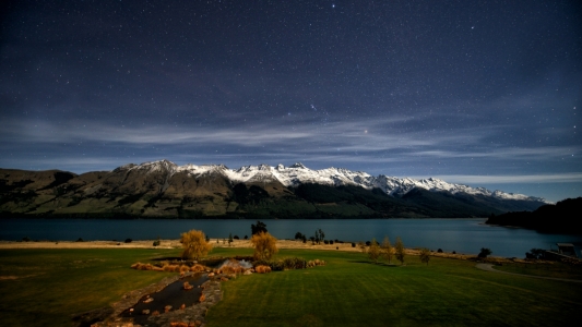 新西兰皇后镇 瓦卡蒂普湖 夜晚 星空风景3840x2160壁纸