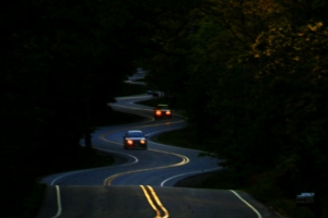 弯曲交错道路汽车