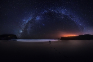 海边 沙滩 一个人的星空风景2560*1600高清壁纸