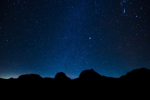 繁星点点的天空 山 傍晚的天空 瑞士 星空 5K风景壁纸