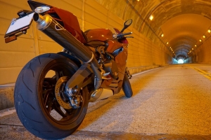 摩托车 自行车 红色 隧道 4k壁纸 3840x2160