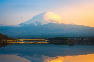 富士山下的湖泊桥梁