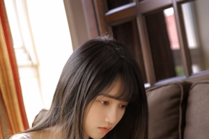 长发美女宋昕冉 裙子 书 沙发 4k手机壁纸2160x3840