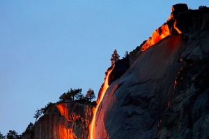 美国公园火瀑布奇景如火山岩浆