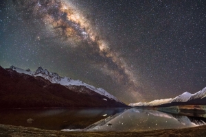 晚上 山 湖水 星空 6K风景图片