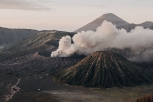 火山 火山口 烟雾 喷发 浮雕 火山 4k壁纸 3840x2160