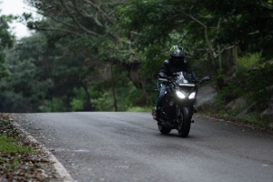 铃木gsx 铃木 摩托车 自行车 摩托车手 自行车手 黑色 4k壁纸 3840x2160