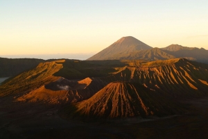 火山 山峰 山脉 浮雕 天空 4k壁纸 3840x2160