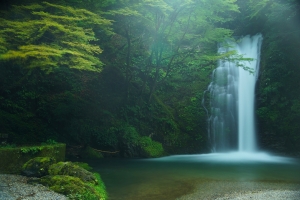 日本白丝瀑布风景4K壁纸