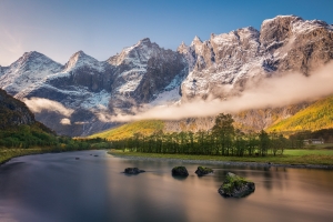 秋天 雪山 河流 树林 房子 4k风景壁纸