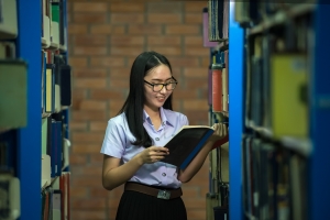 校园 图书馆 书架 研究生 同学 学者 图片