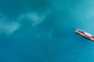 蓝色水面上的小船 3440x1440风景壁纸