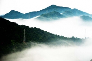 云雾遮挡的山峦海报背景