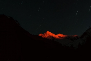 山 峰 夜 星星 黑暗 长曝光 4k壁纸 3840x2160