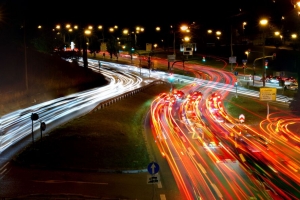 路 长曝光 汽车 霓虹灯 夜间 4k壁纸 3840x2160