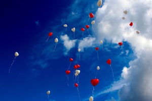 气球 天空 云 心 爱情 4k壁纸 3840x2160