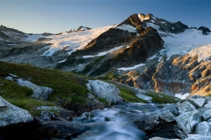 雪山  绿色 高山  夕阳