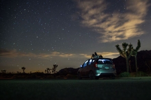 汽车 星空 男人 孤独 棕榈树 孤独 4k壁纸 3840x2160