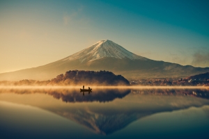 富士山与平静湖面风景