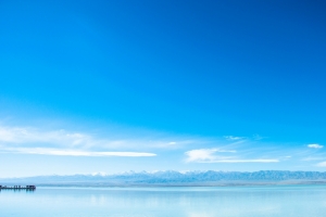 青海湖蓝天白云风景4k壁纸