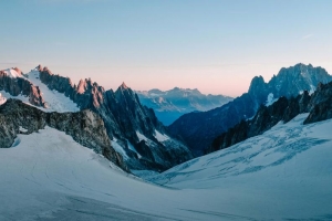 远景雪山背景图片