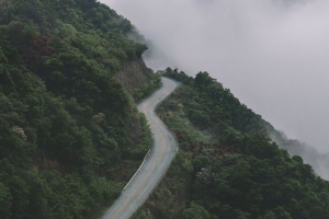 山脉 道路 雾 森林 斜坡 高度 4k壁纸 3840x2160