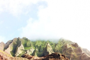 高山耸立山峰绿色