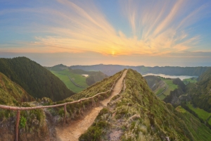 葡萄牙 亚速尔群岛 步道 护栏 山 日落 4k风景壁纸