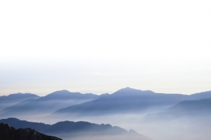 一望无际山雾风景图