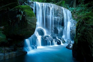 湛蓝湖水瀑布高山流水