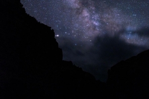 山脉 夜晚 星空 黑暗 风景 4k壁纸 3840x2160