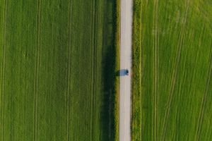 道路 汽车 鸟瞰图 草地 4k壁纸 3840x2160