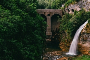 瀑布 悬崖 树 桥 3440x1440风景壁纸