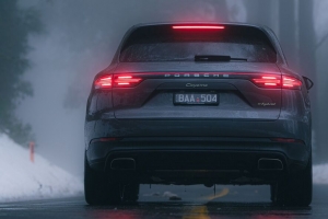 保时捷cayenne 保时捷 汽车 suv 灰色 后视 道路 雾 4k壁纸 3840x2160