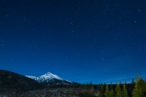 山区与夜 天空 星空 星星 4K风景壁纸