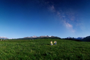 4K风景 星空 山 草地 情侣 浪漫 电脑壁纸