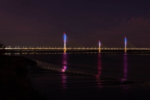 大桥 灯光 河流 夜晚 深色 4k壁纸 3840x2160