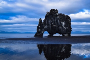 岩石 海 海岸 玄武岩堆栈 hvitserkur 冰岛 4k壁纸 3840x2160