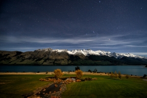 新西兰皇后镇 瓦卡蒂普湖 夜晚 星空风景3840x2160壁纸