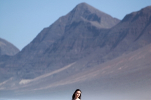 女性唯美写真白色裙子大山