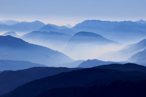 连绵起伏的山4K风景壁纸