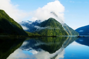 美丽湖面倒影海报背景