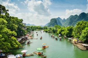 青山碧水小舟人物海报背景