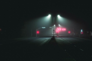 道路 标记 夜晚 柱子 浅色 4k壁纸 3840x2160